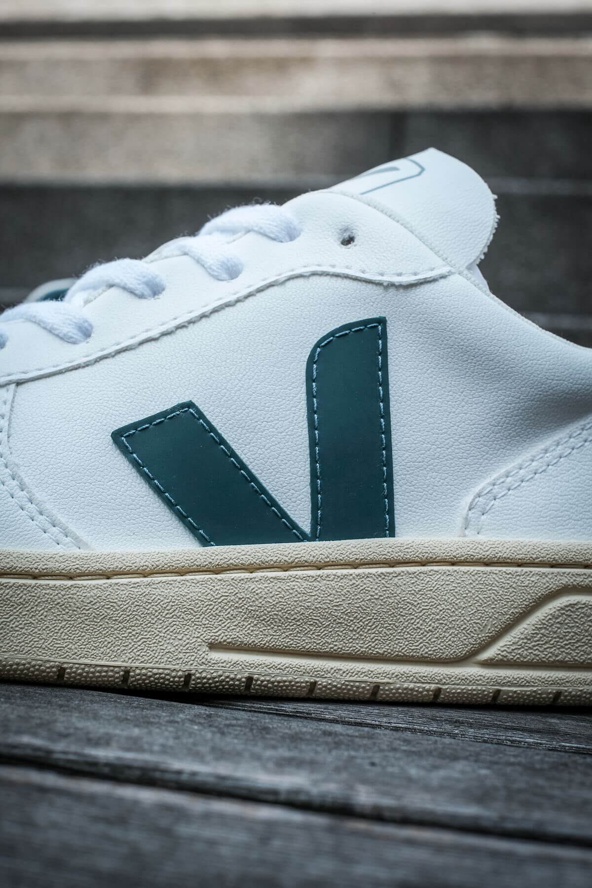 Der VEJA V-10 C.W.L. - Bio-Baumwolle beschichtet mit Harz